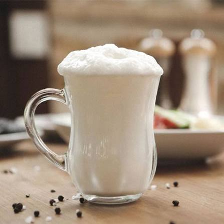 Bardağında köpüklü açık ayran